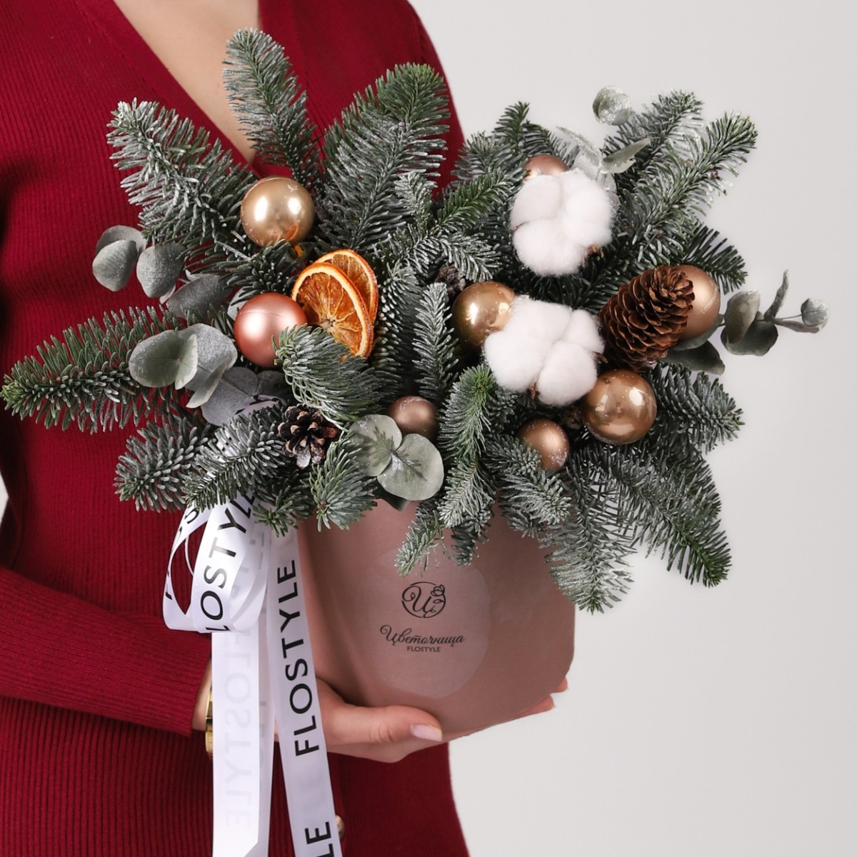 novogodnyaya kompoziciya v shlyapnoj korobke 4